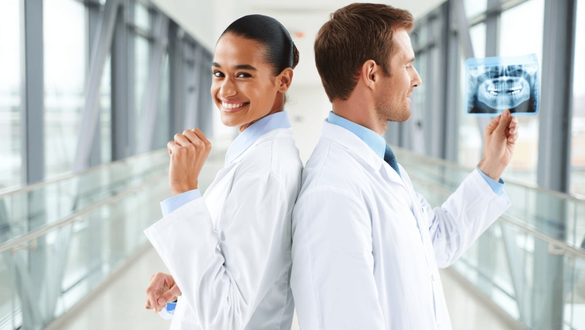 Medicina y Odontología, las carreras que garantizan mejor sueldo en España