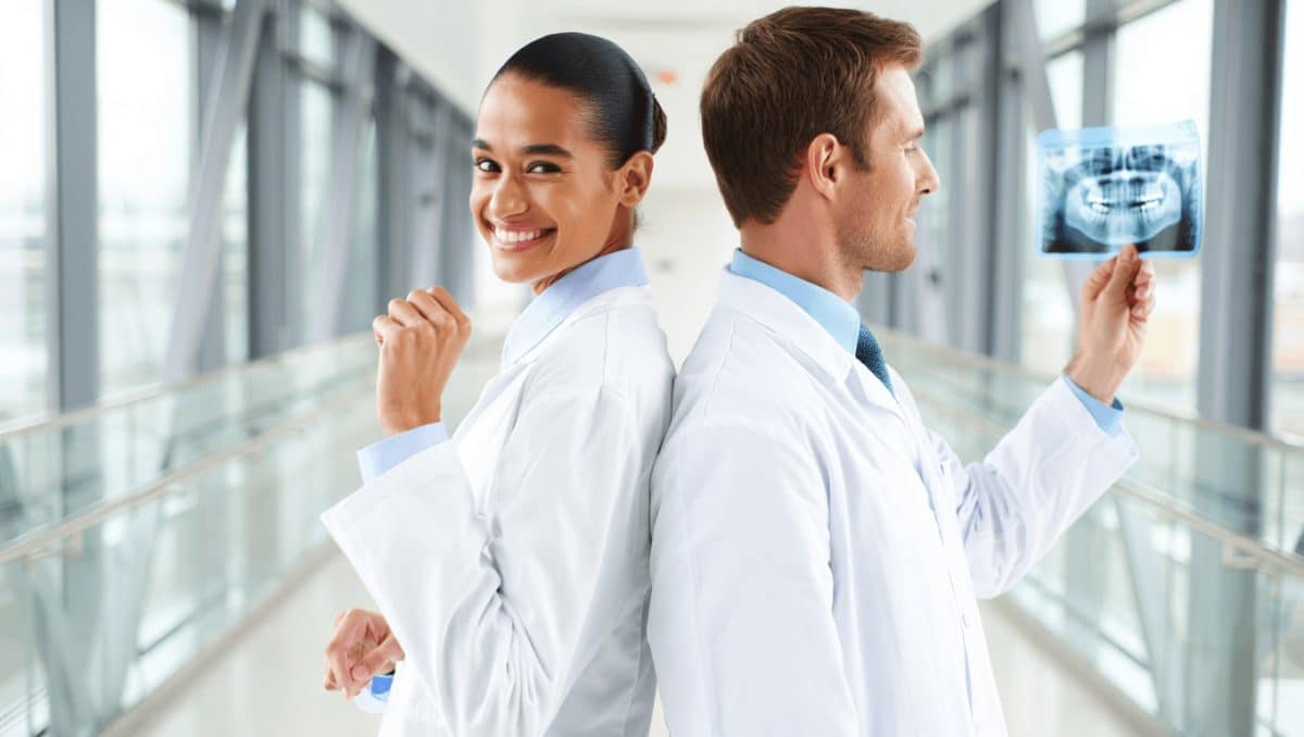 Medicina y Odontología, las carreras que garantizan mejor sueldo en España