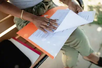 Documentos de solicitud de ayudas y formularios sobre un escritorio