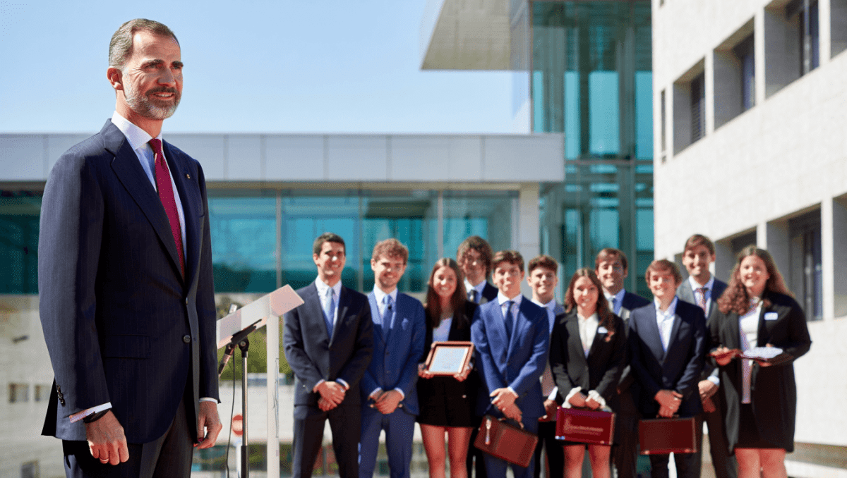 Felipe VI inaugura el moderno campus del IEB en Madrid y entrega becas a la excelencia