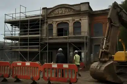 Adif retira vehículos y blinda el perímetro en La Sagrera ante el inminente derribo de la estación centenaria