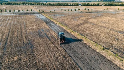 Maquinaria agrícola moderna en campo abierto