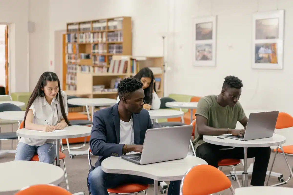 Estudiante joven consultando requisitos en portátil para solicitar becas de formación