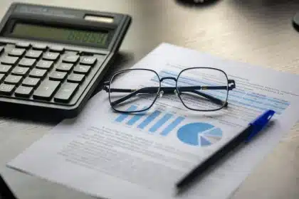 Autónomo revisando facturas y documentos fiscales en su escritorio con calculadora
