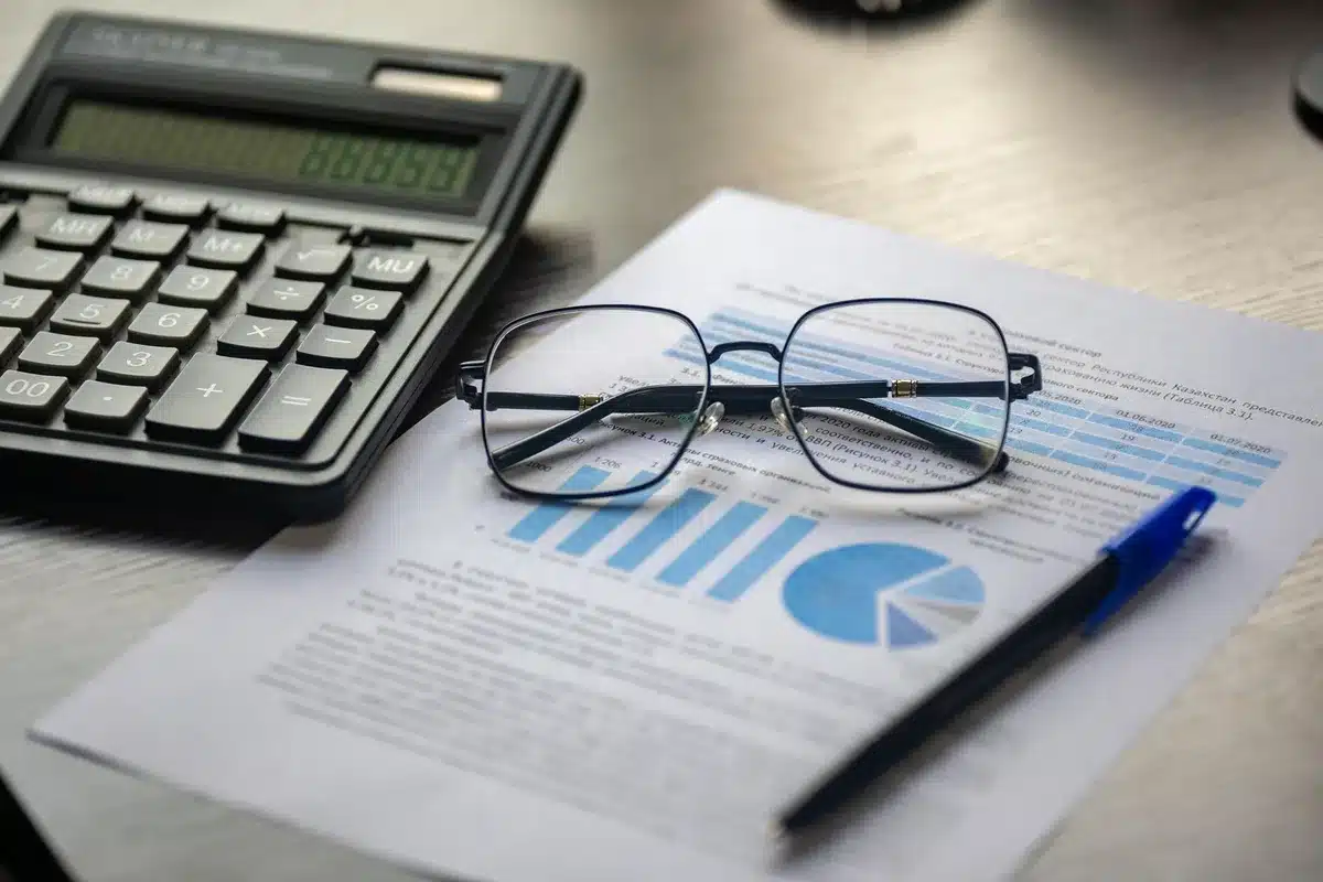 Autónomo revisando facturas y documentos fiscales en su escritorio con calculadora