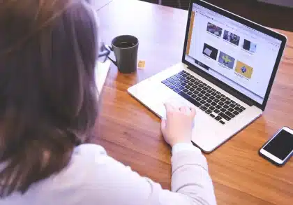 Estudiante consultando reseñas y valoraciones de cursos en una pantalla