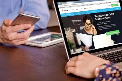Manos sosteniendo una tableta con un documento digital protegido y un icono de candado de seguridad