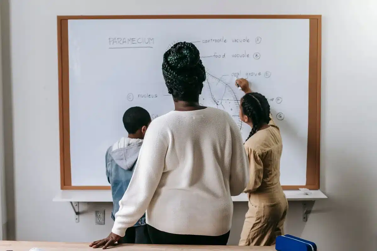 Docentes en reunión de coordinación planificando lecciones y horarios escolares.