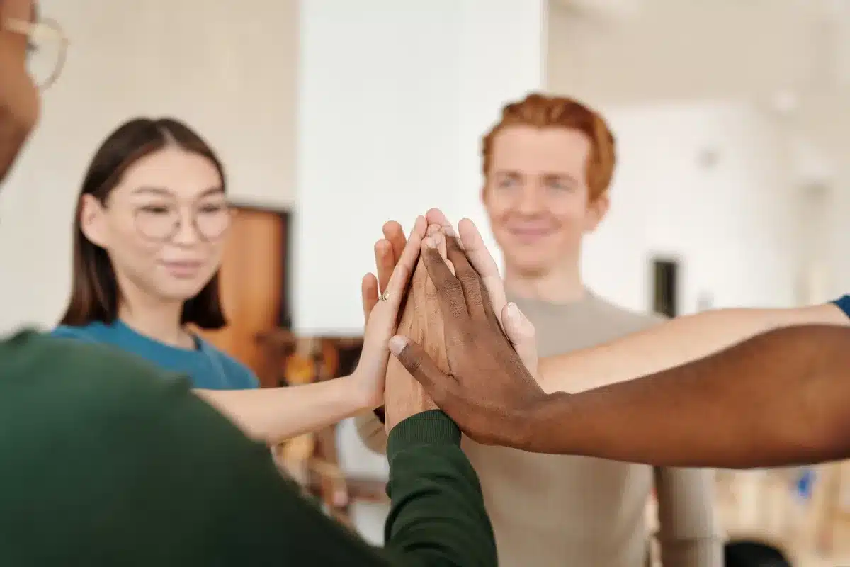 Equipo de trabajo colaborando sin jerarquía formal