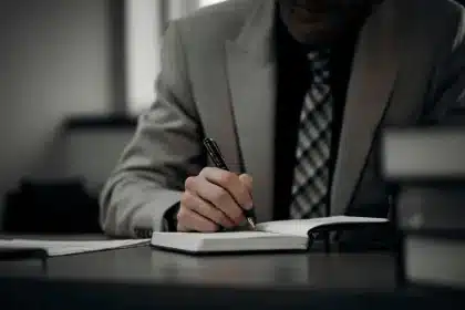Profesional en escritorio analizando documentos y planes de negocio