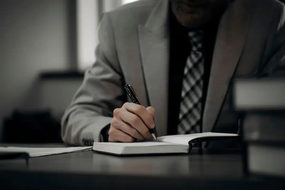 Profesional en escritorio analizando documentos y planes de negocio