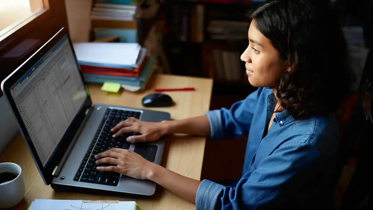 Un ejemplo práctico: cuánto puede costar el alta por tu cuenta — Caso hipotético: Laura, diseñadora gráfica, prevé facturar 45 € la hora y tramita su alta por su cuenta usando plantillas en Excel. Este tipo de ejemplos ayuda a visualizar