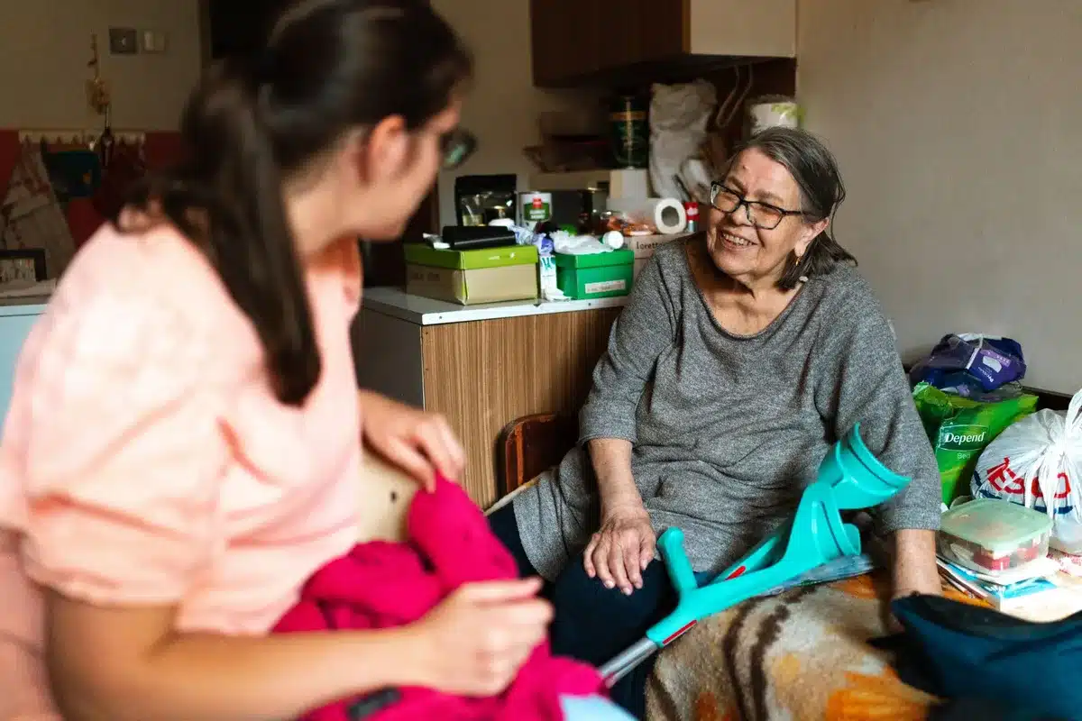 Docente visitando hogar de familia para conocer contexto del alumno