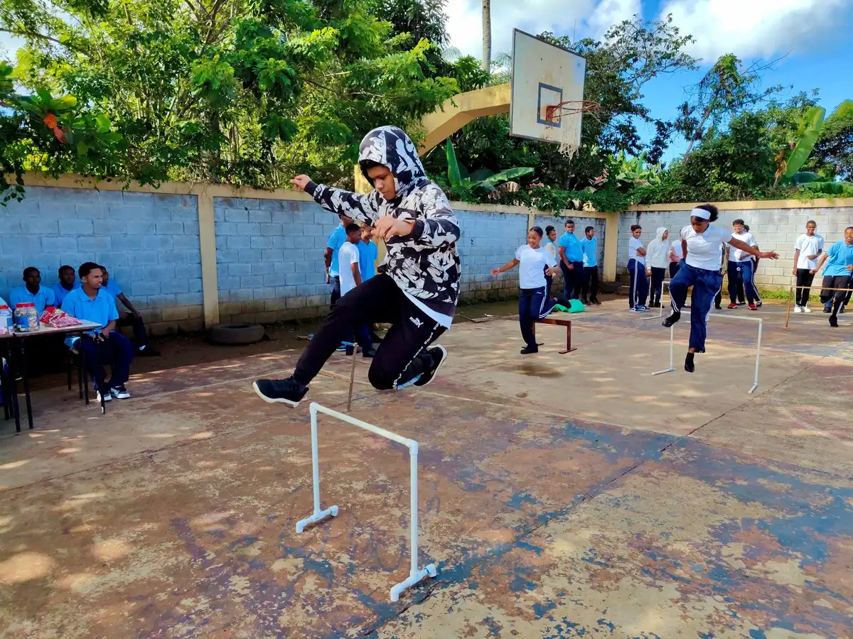Estudiantes practicando actividades deportivas y artísticas en la escuela