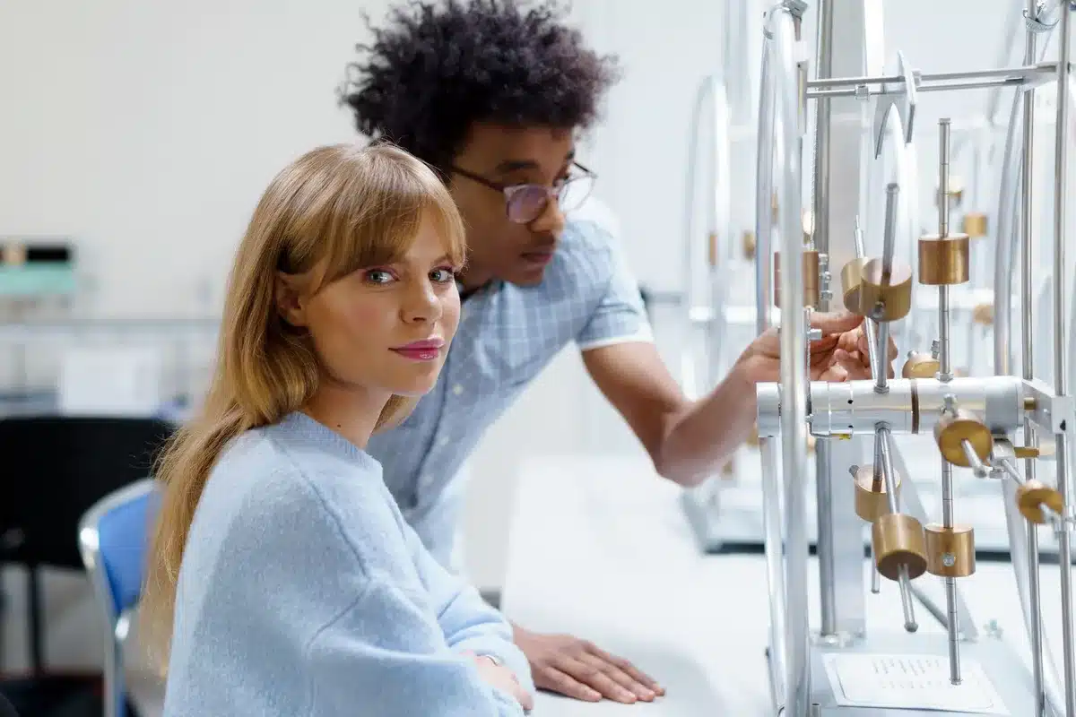 Estudiantes de ingeniería trabajando en laboratorio con equipos técnicos