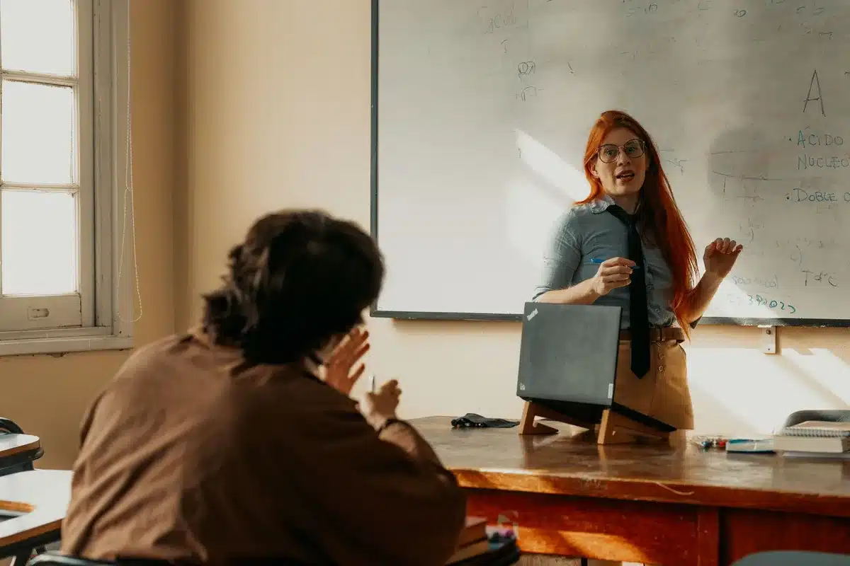 Docente planificando horarios y materias en el aula