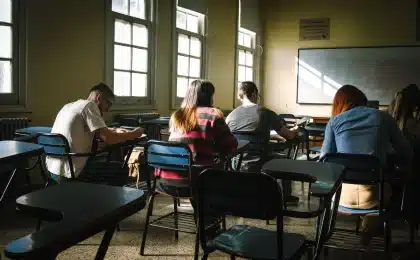 Documentos de asignación de destino y papeles escolares sobre un escritorio
