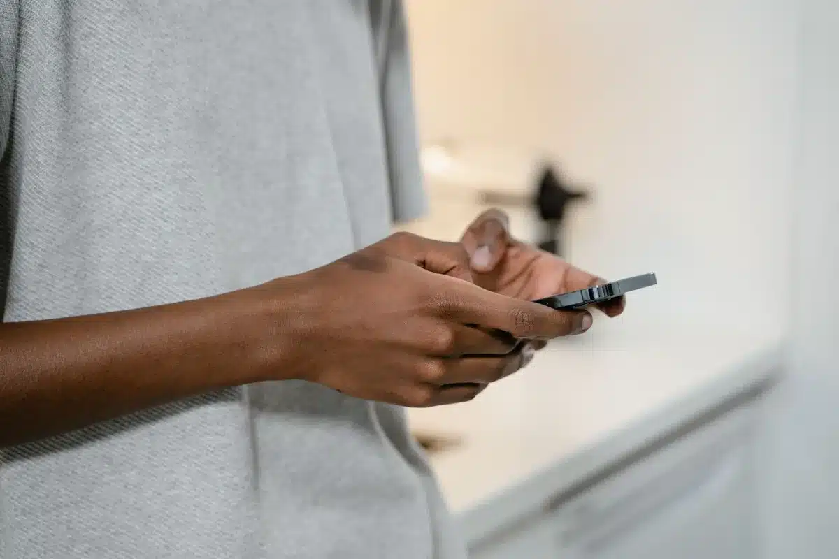 Persona escribiendo un mensaje en redes sociales desde su teléfono