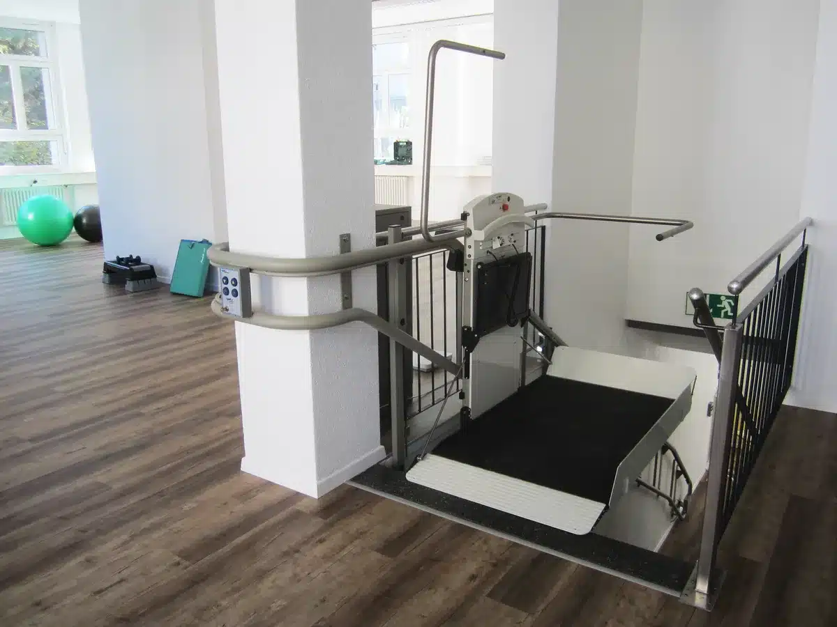 Rampa de accesibilidad instalada en el interior de un edificio residencial