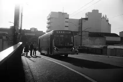 Pasajeros anónimos en transporte público de Madrid durante la hora punta matutina