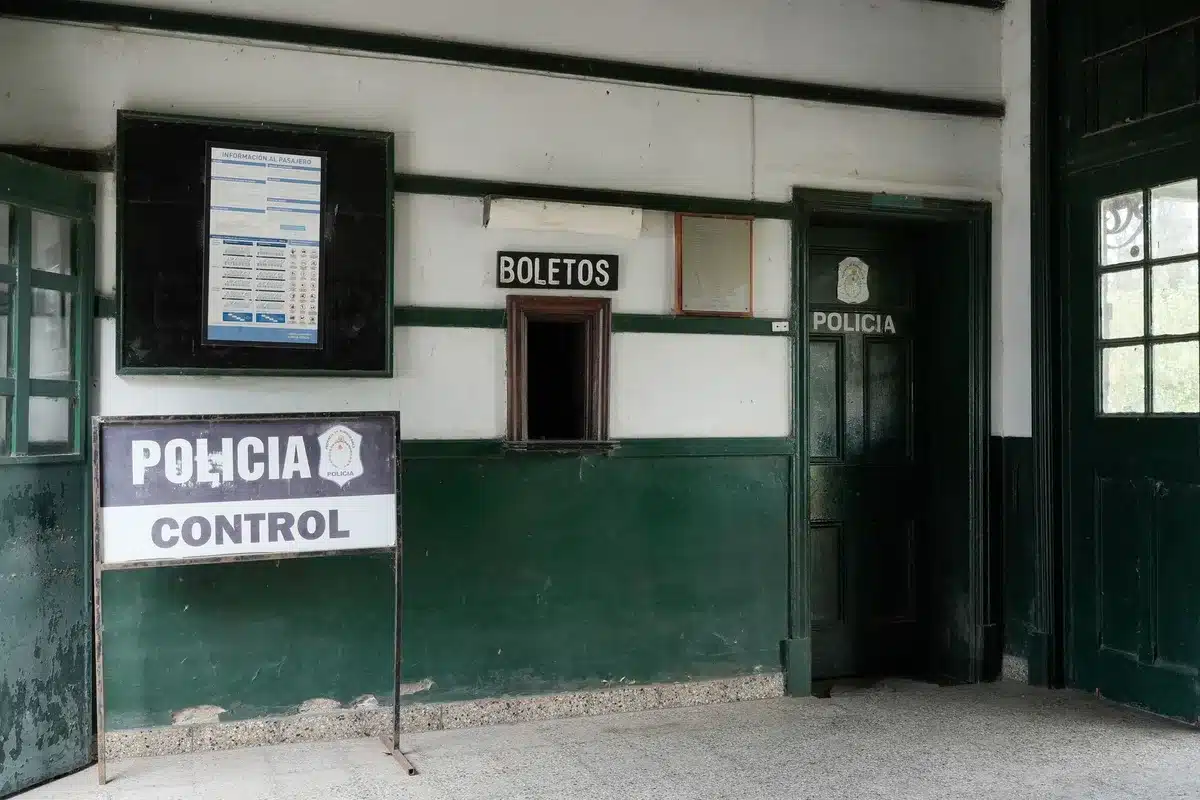 Fachada de edificio institucional con presencia policial
