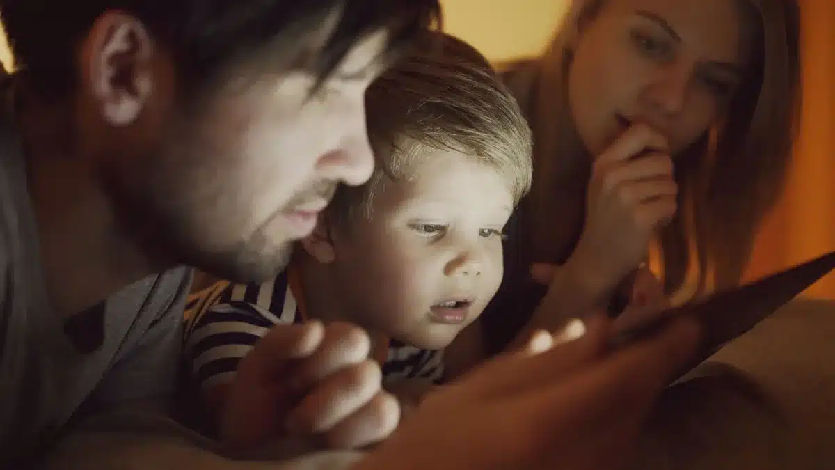 Niño mirando una pantalla durante las vacaciones de verano en casa