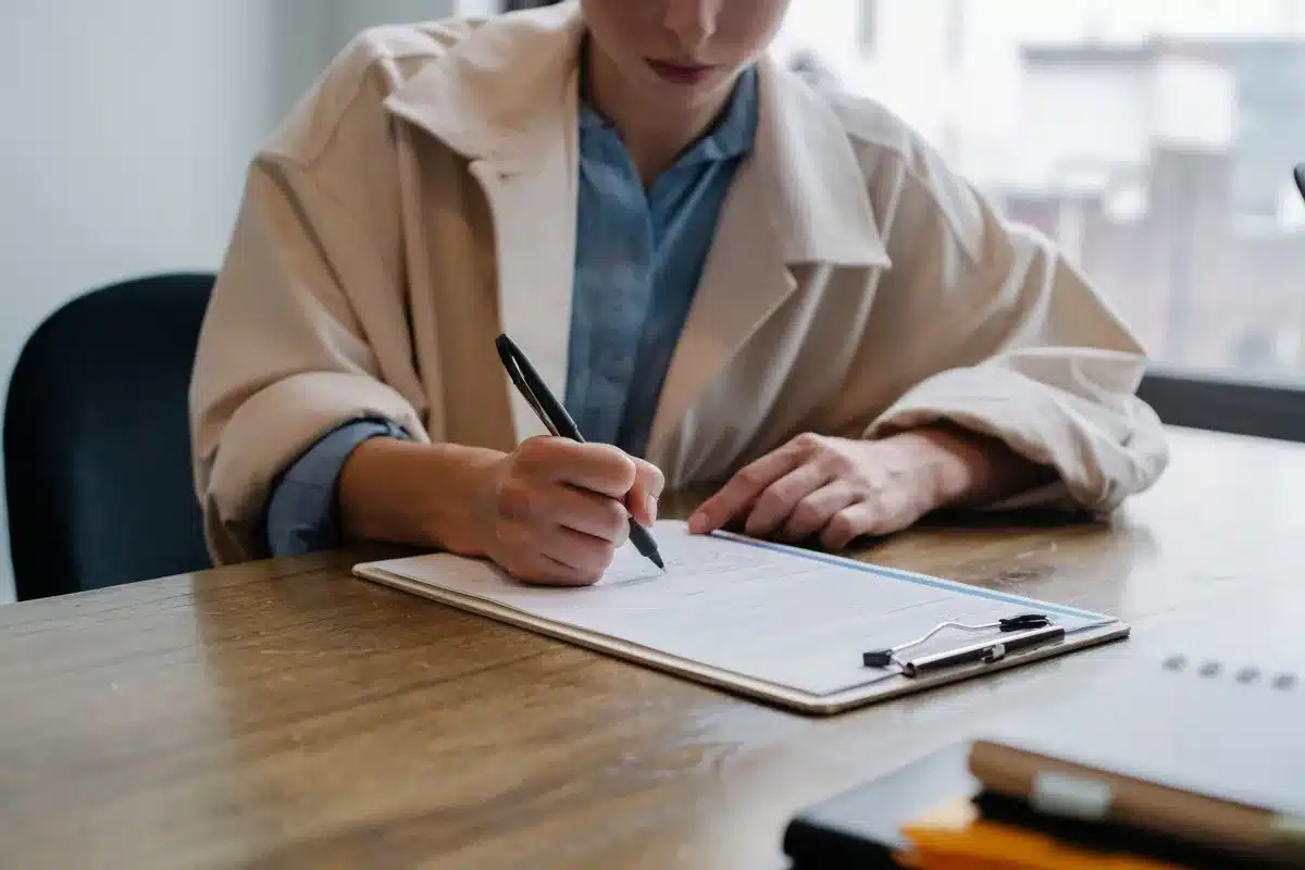 Documentos de contrataci&oacute;n y solicitud de subvenciones en una peque&ntilde;a empresa