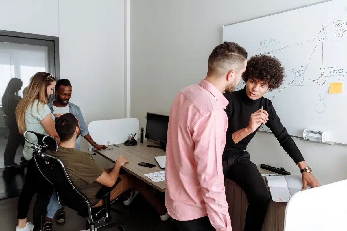Trabajadores jóvenes y personas de diferentes edades en un entorno laboral