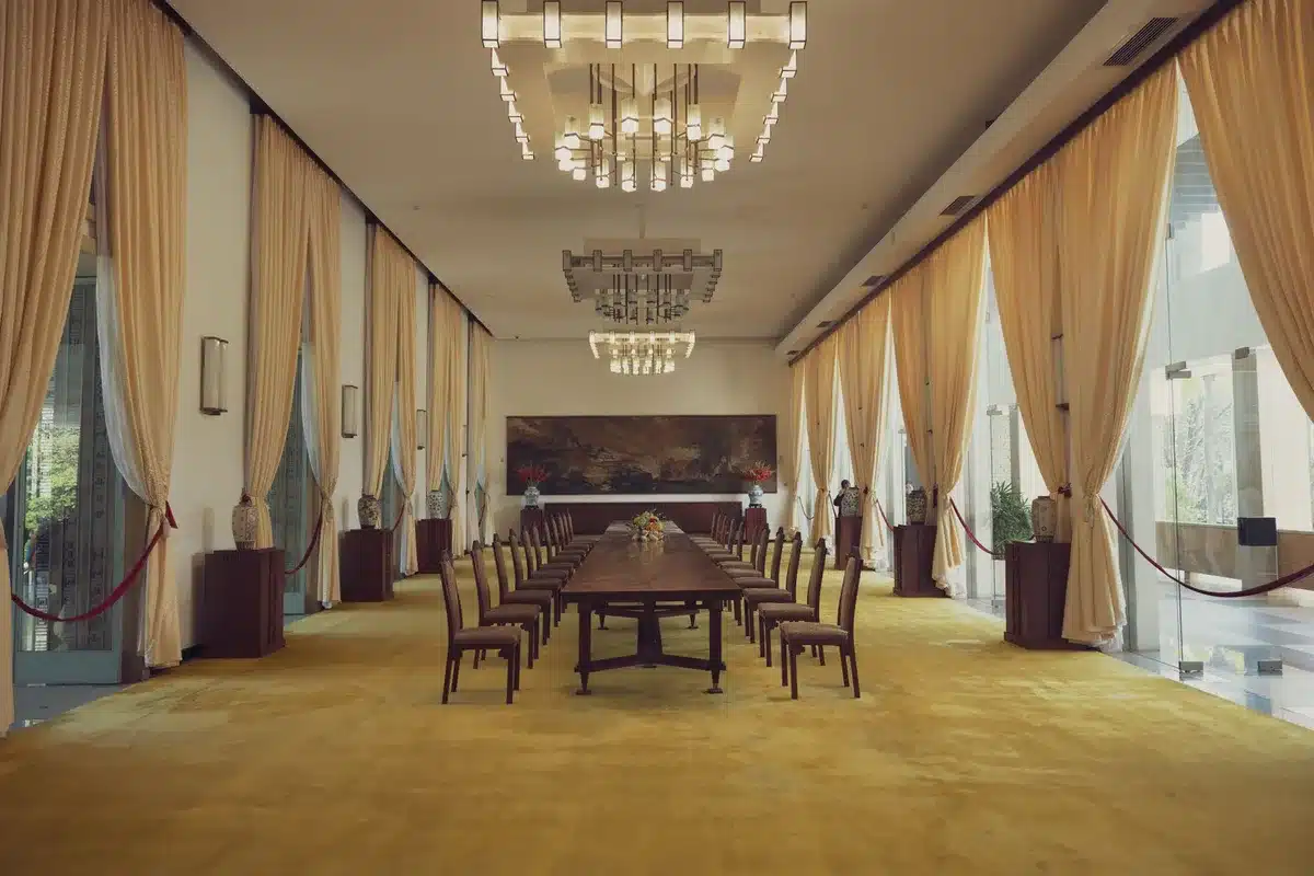 Sala de audiencia privada en la biblioteca del Vaticano con decoración clásica y protocolo diplomático