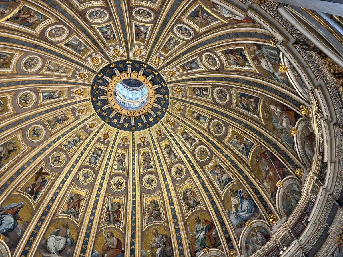 Interior de basílica vaticana con elementos arquitectónicos clásicos y tumbas de pontífices