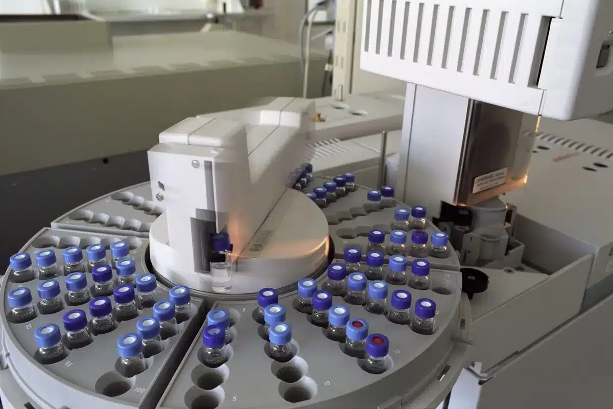 Laboratorio clínico con equipamiento profesional para prácticas de análisis bioquímicos