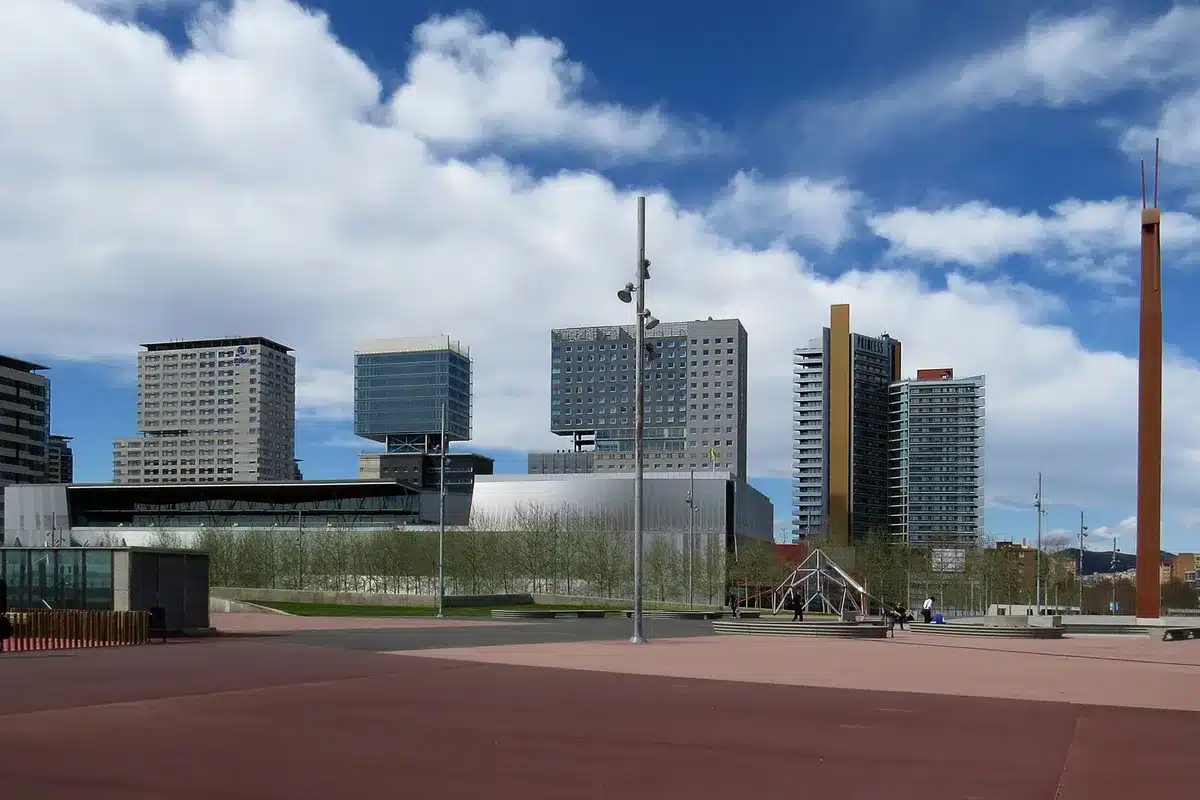 Distrito tecnológico urbano con edificios modernos y conexiones de transporte