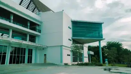 Edificio moderno con espacios colaborativos y aulas de formación en un campus tecnológico
