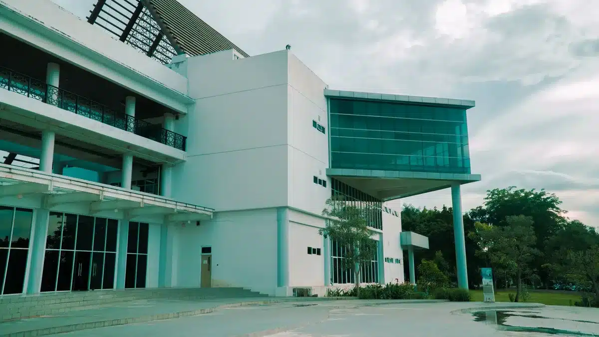 Edificio moderno con espacios colaborativos y aulas de formación en un campus tecnológico