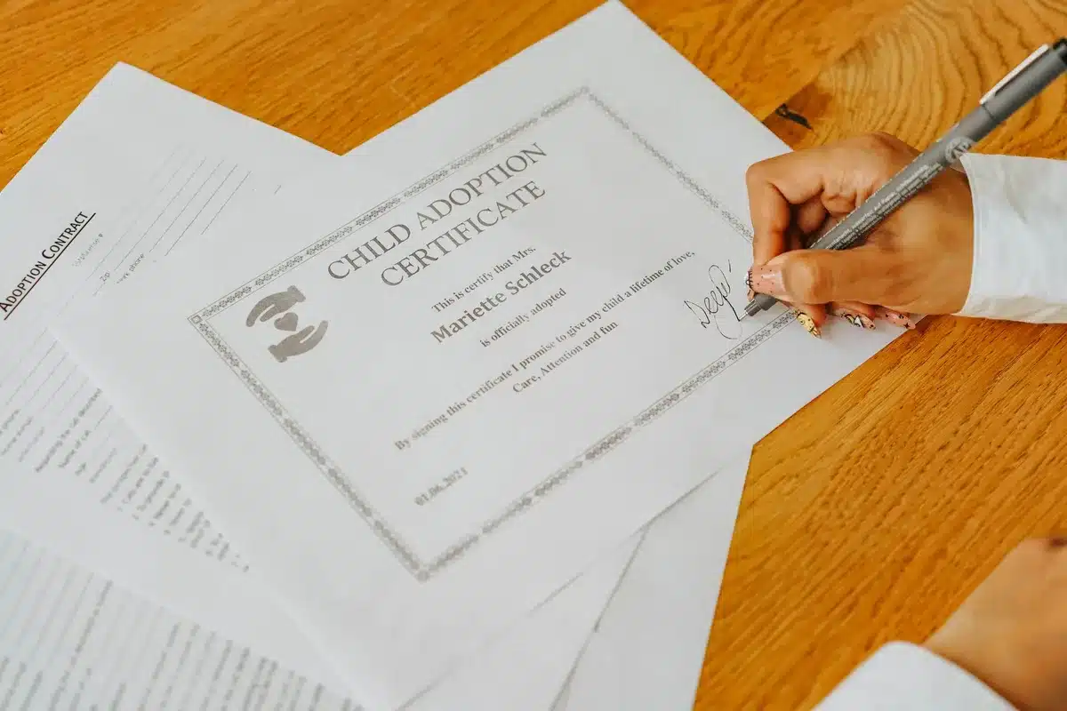 Certificado digital y firma electrónica en pantalla para validar facturas
