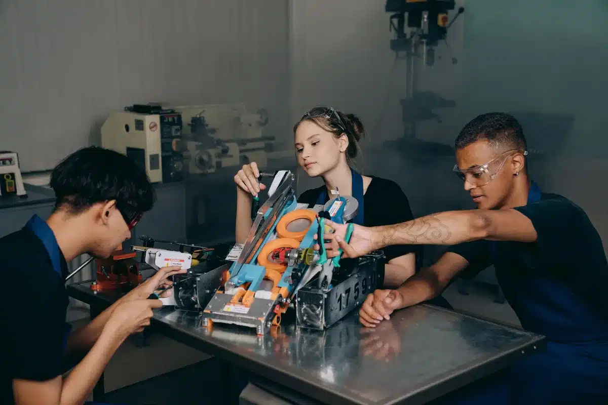 Estudiantes de FP trabajando con un prototipo de robot agrícola en un laboratorio