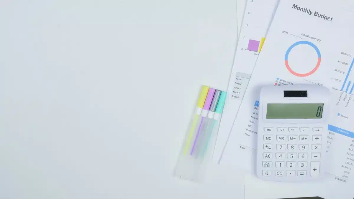 Gráficos y datos de presupuestos educativos en una mesa de trabajo