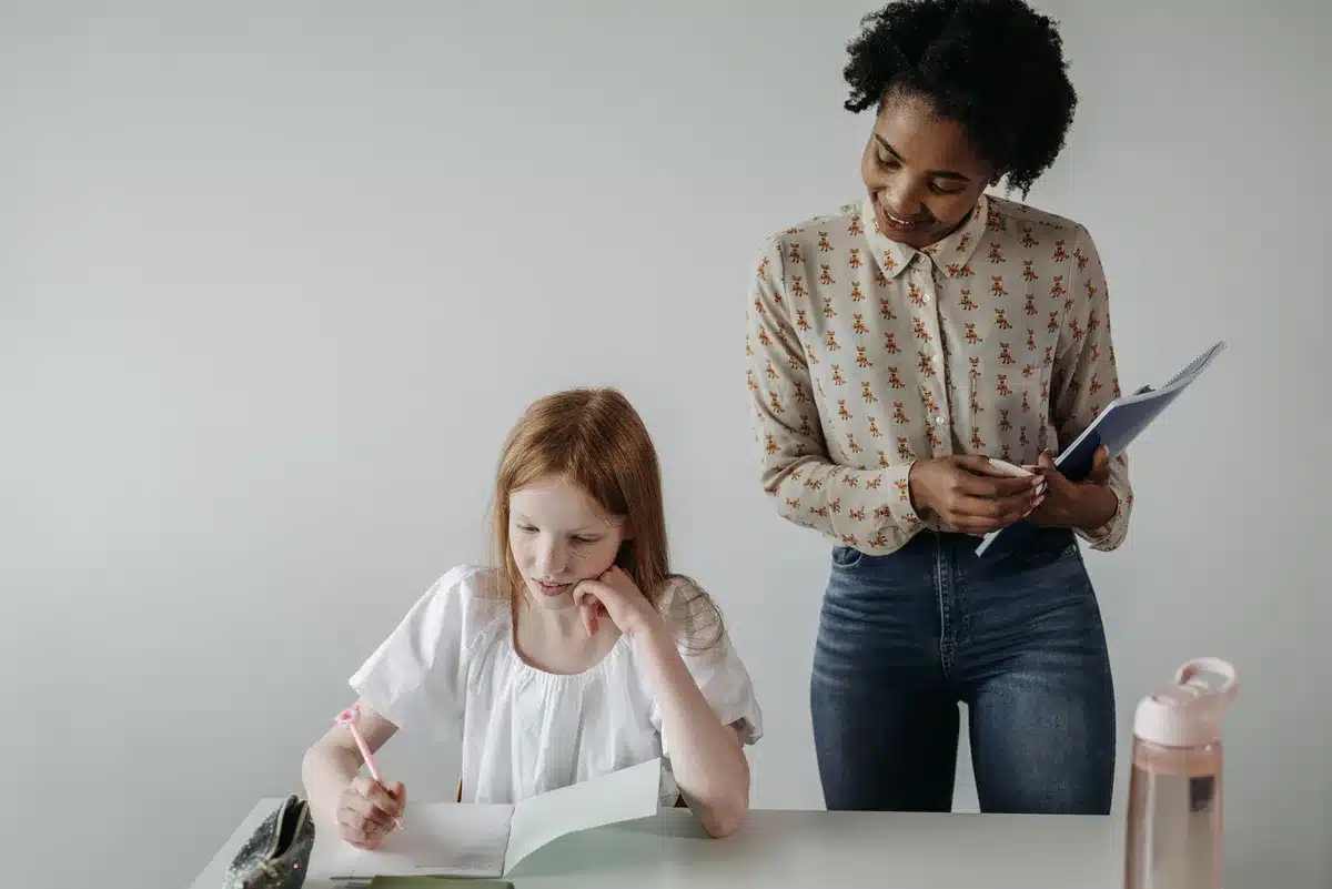 Docente trabajando individualmente con un alumno en sesión de tutoría personalizada