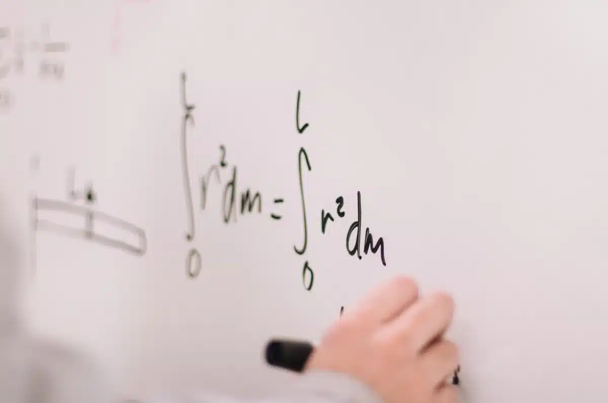 S&iacute;mbolos de disciplinas STEM: ciencias, matem&aacute;ticas, f&iacute;sica e ingenier&iacute;a