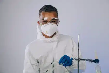 Joven investigador trabajando en un laboratorio científico con instrumentos y pantallas de datos