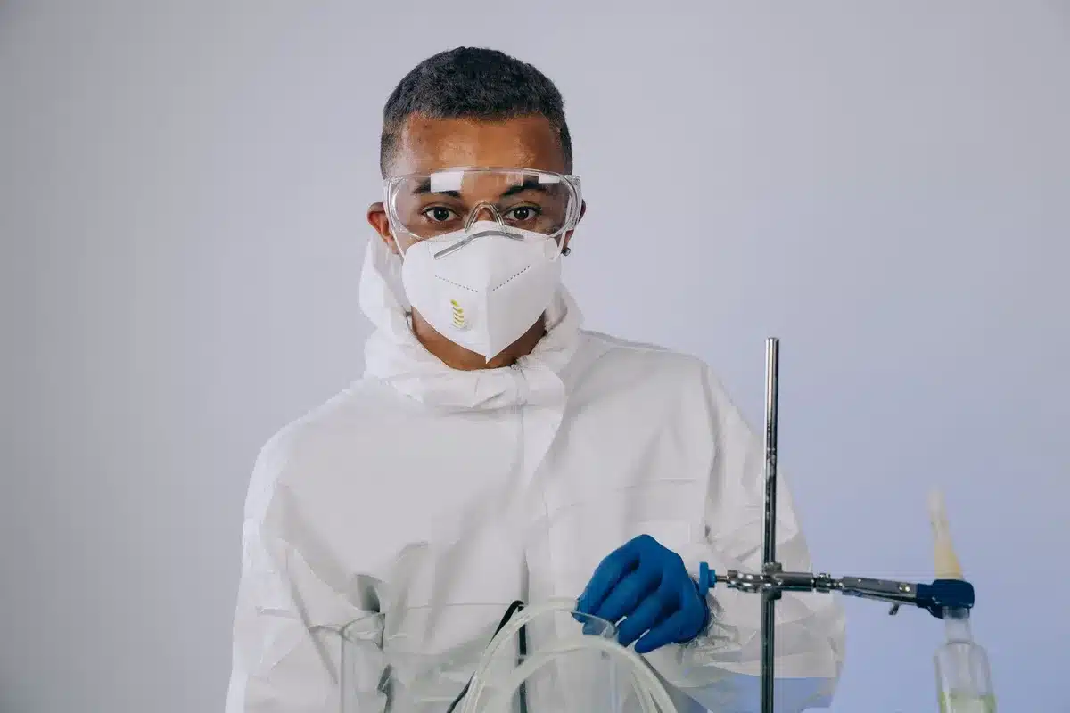 Joven investigador trabajando en un laboratorio científico con instrumentos y pantallas de datos