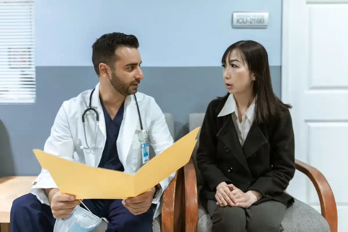 Consulta m&eacute;dica donde se revisan historiales de pacientes y se registran enfermedades graves