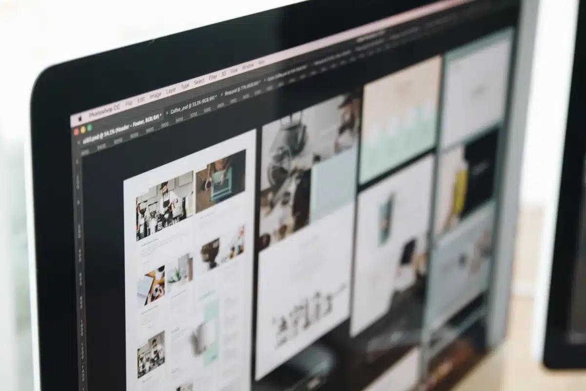 Interfaz visual de un creador de páginas web con plantillas y editor arrastra y suelta