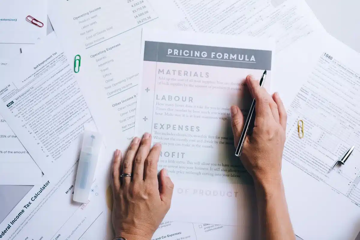 Planificación de ingresos anuales en una hoja de cálculo para estimar cuotas de autónomos