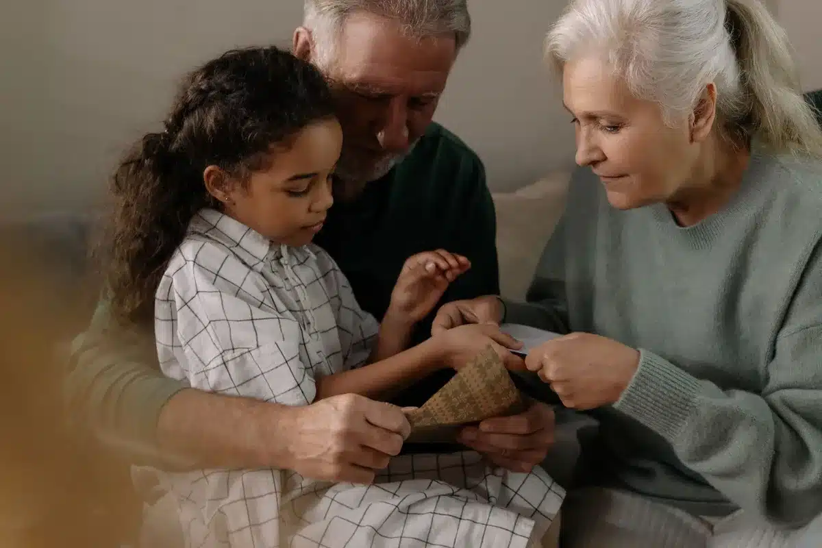 Abuelo transmitiendo valores y tradiciones a su nieto de forma natural