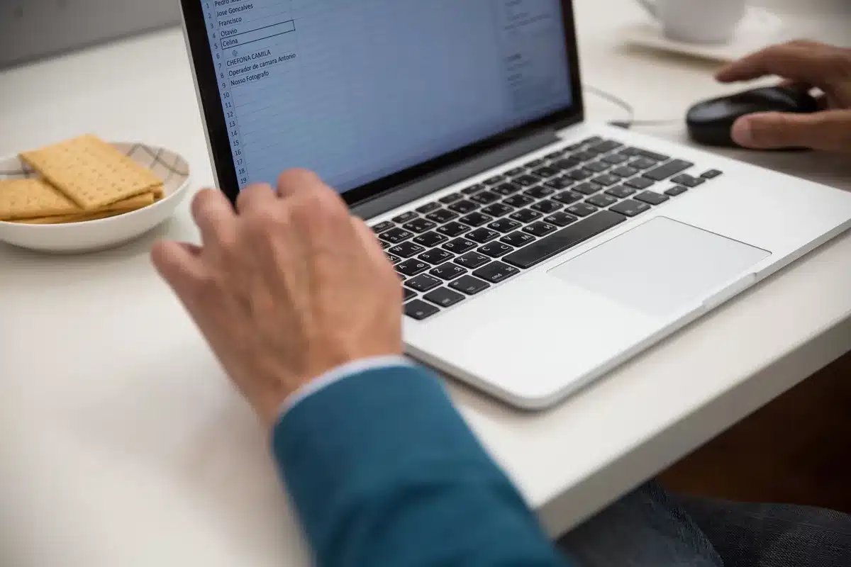 Hoja de c&aacute;lculo Excel en pantalla de ordenador con datos de facturas y c&aacute;lculos.