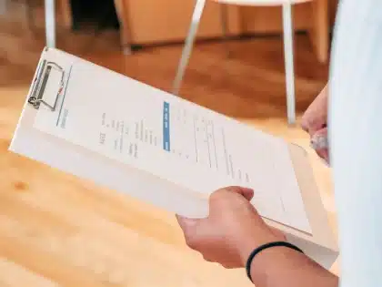 Pantalla de ordenador mostrando transición de hoja de cálculo a formatos de factura electrónica estructurados en entorno