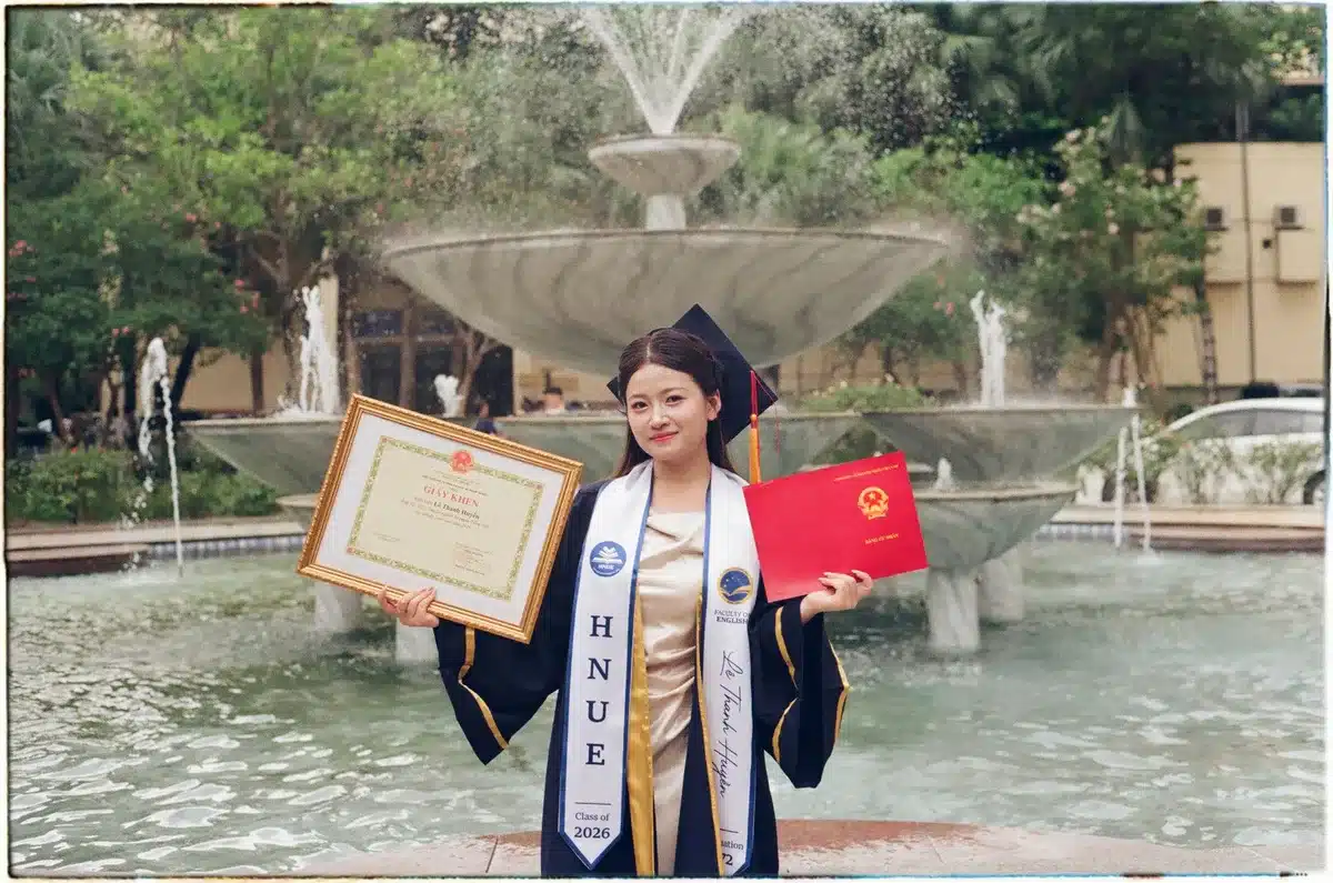 Estudiante universitario recibiendo reconocimiento por excelencia acad&eacute;mica en tecnolog&iacute;a