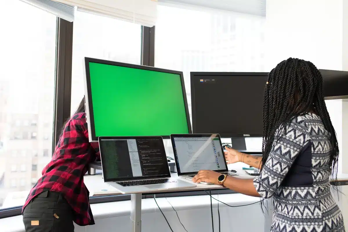 Grupo diverso de mujeres trabajando en desarrollo tecnológico y programación