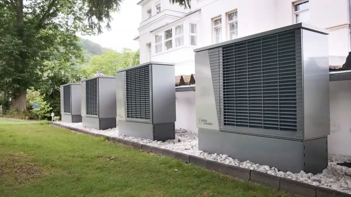 Instalación de bomba de calor eléctrica moderna para calefacción renovable